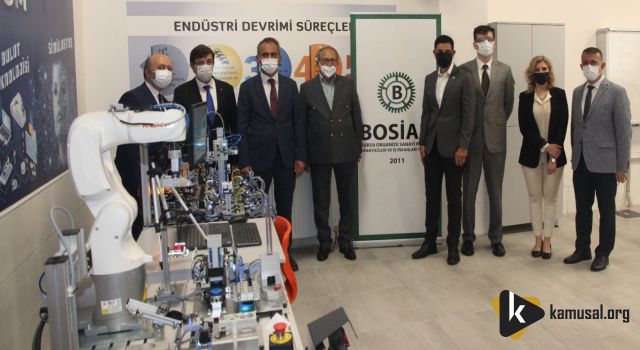 BAKAN YARDIMCISI ÖZER, BURSA'DA KURULAN ENDÜSTRİ 4.0 LABORATUVARINI İNCELEDİ