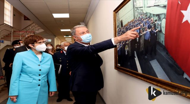 Millî Savunma Bakanı Hulusi Akar, Almanya Savunma Bakanı Annegret Kramp-Karrenbauer ile Bir Araya Geldi