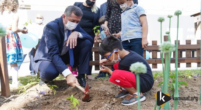 ZİYA ÖĞRETMEN, ANKARA ANADOLU MASAL EVİ'Nİ AÇTI