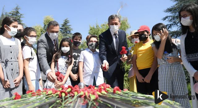 BAKAN SELÇUK, ÖĞRENCİLERLE GAZİ MECLİS'TEKİ 15 TEMMUZ ŞEHİTLERİ ANITI'NA KARANFİL BIRAKTI