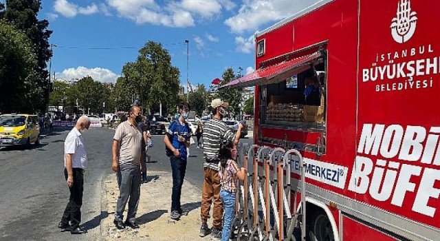 İstanbul’un 15 meydanında Aşure dağıtıldı