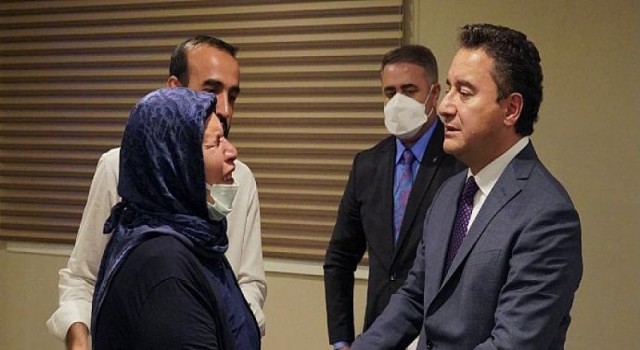 Ali Babacan, Emine Şenyaşar ve Ferit Şenyaşar’la görüştü