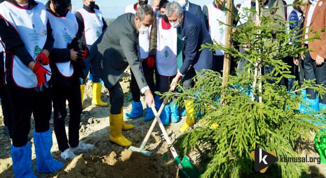 BAKAN ÖZER, "GELECEK MESLEK LİSELERİNDE HATIRA ORMANI"NA FİDAN DİKTİ