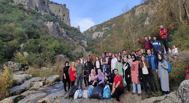 Doğada yürüdüler, 35 kg atık topladılar