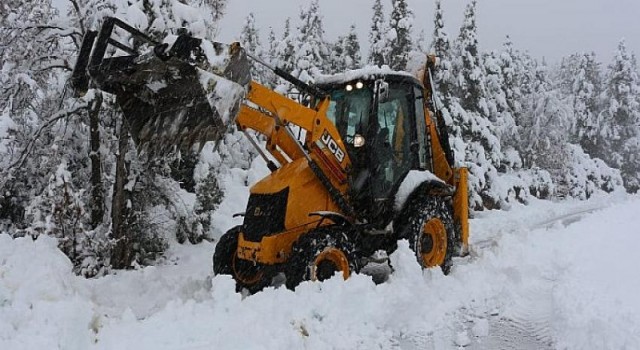 Karla kaplı yollar iş makineleri ile temizlendi