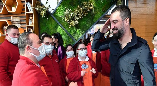 Üsküdar’da 3 Aralık Dünya Engelliler Günü’nde Ünlüler Geçidi Yaşandı