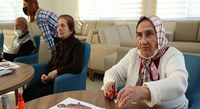 Alzheimer hastaları kolaj atölyesine katıldı