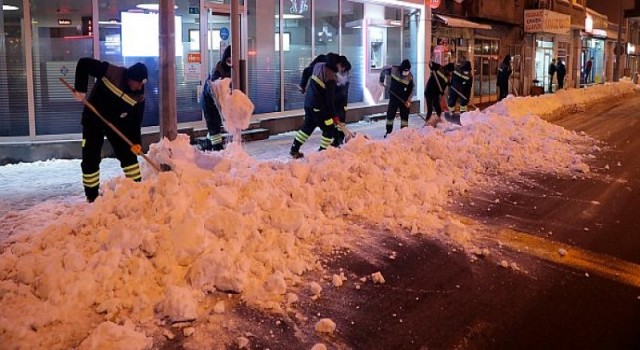 Belediye Ekiplerinden Gece Eksi 13 Derecede Kar Temizliği