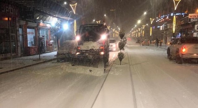 Büyükşehir Ekipleri Kar Yağışıyla Birlikte Harekete Geçti