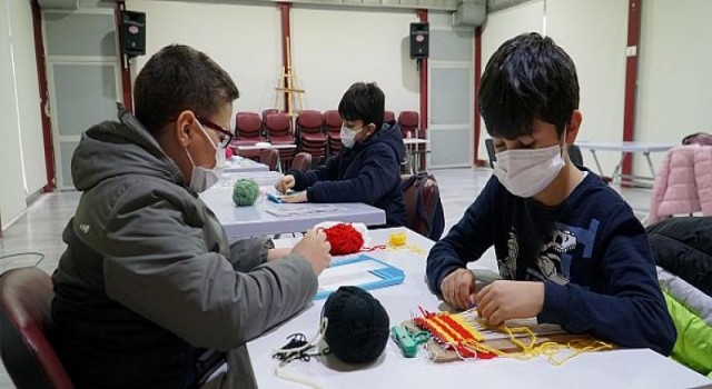 Gölcüklü Öğrenciler Dokuma Kursunda El Becerilerini Sanata Dönüştürdü