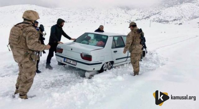 Jandarma Karda Mahsur Kalan 1'i Bebek 10 Kişiyi Kurtardı