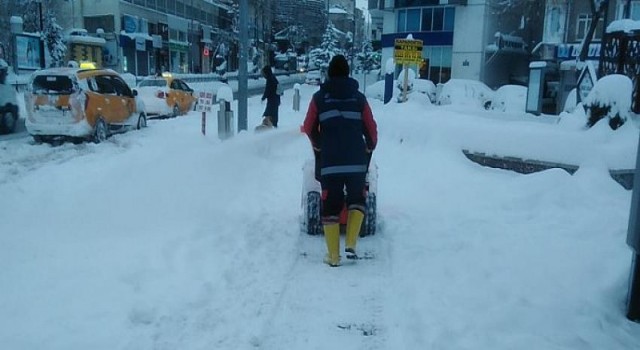 Kar Küreme, Tuzlama ve Temizlik Çalışmaları Gece Boyunca Sürdü