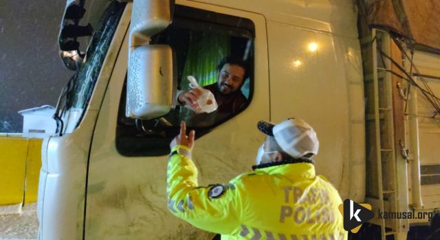 Polislerden Karda Güçlükle İlerleyen Sürücülere Çay ve Simit İkramı