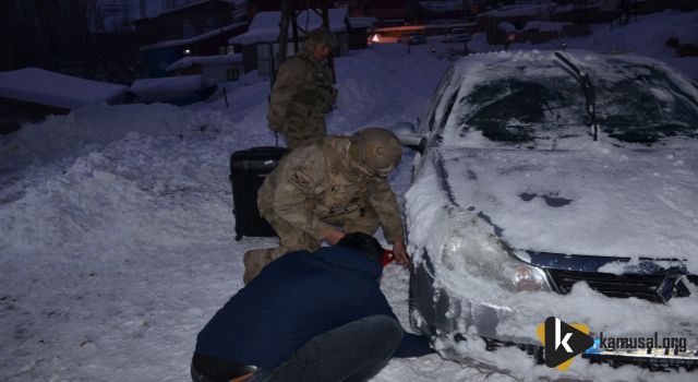 Şırnak'ta Jandarma Eksi 16 Derecede Yolda Kalan Vatandaşların Yanında