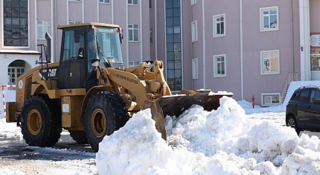 Belediye Ekiplerinden Okul Bahçelerinde Kar Temizliği