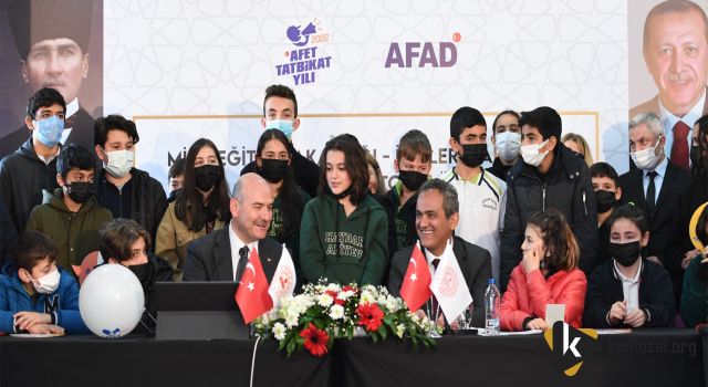 TÜRKİYE GENELİNDEKİ TÜM OKULLARDA EŞ ZAMANLI DEPREM TATBİKATI YAPILDI