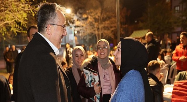 Ak Parti Heyeti Gençlerle Sahur Yaptı