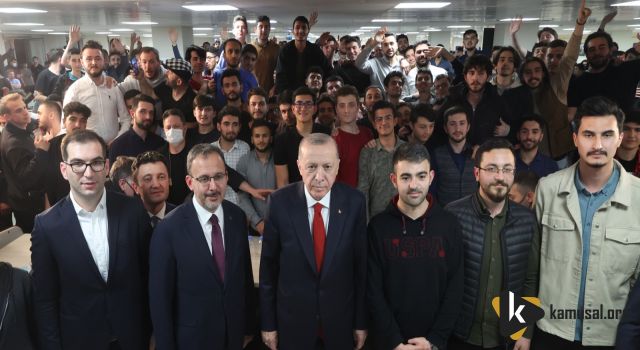 Erdoğan, Öğrencilerle İftarda Bir Araya Geldi