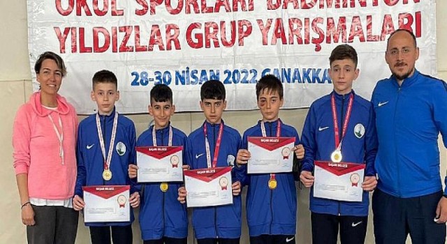 Osmangazili Badmintoncular Birincilik Kürsüsünde