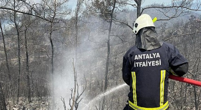 Büyükşehir İtfaiyesi Marmaris yangınında aktif görev alıyor