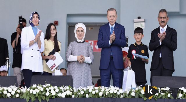 ERDOĞAN VE BAKAN ÖZER, KARNE DAĞITIM TÖRENİNE KATILDI