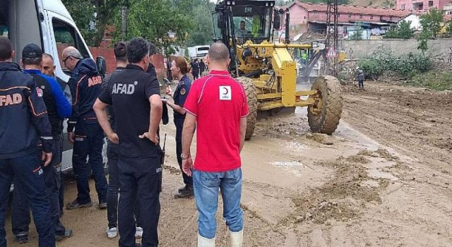 Kızılay Sel Bölgelerinde Vatandaşlara Destek Oluyor