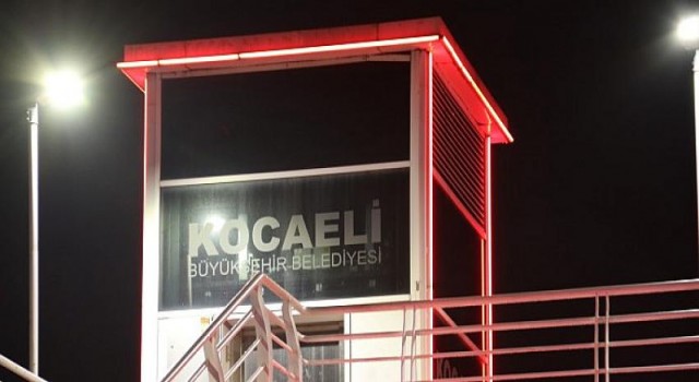 Kocaeli’nin üst geçitleri kırmızı renkle ışıklandırıldı