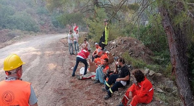 Marmaris’te Etkisini Sürdüren Orman Yangınında Kızılaycılar Ekiplere Destek Oluyor