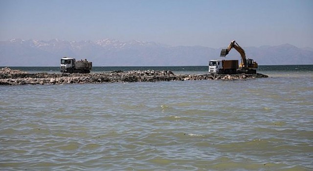 Van Gölü’ndeki Dip Çamuru Temizliği Devam Ediyor