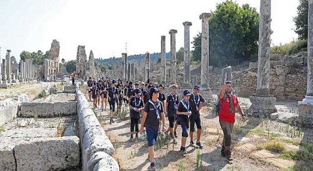 Antalya Büyükşehir izcileri Perge Antik Kenti’ni gezdi