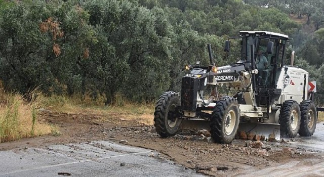 Yağıştan kapanan yolu Gemlik Belediyesi açtı