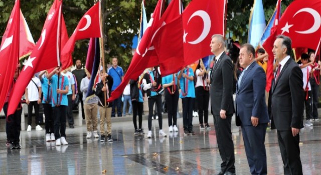 Başkan Sezer Öğrencilerin İlk Ders Heyecanına Ortak Oldu