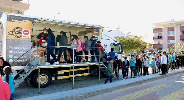 Didim Belediyesi ilçede eğitim gören öğrencilere çorba ikramında bulunarak yüzleri güldürmeye devam ediyor