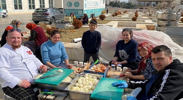 Gasto İnegöl Şefleri Günlük 11 Bin Kişiye Sıcak Yemek Çıkarıyor