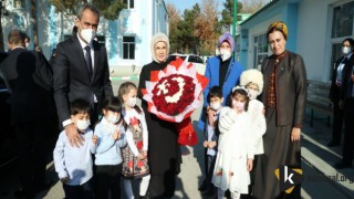 EMİNE ERDOĞAN VE BAKAN ÖZER, AŞKABAT'TA TÜRKMEN-TÜRK OKULUNU ZİYARET ETTİ