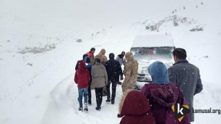 Bitlis'te Karda Mahsur Kalan Öğrencilerin İmdadına Jandarma Yetişti