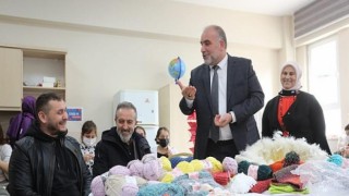 Başkan Sandıkçı, köy okullarında okuyan ihtiyaç sahibi öğrenciler için örgü ördü.