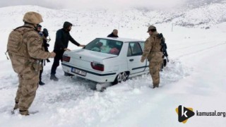 Jandarma Karda Mahsur Kalan 1'i Bebek 10 Kişiyi Kurtardı