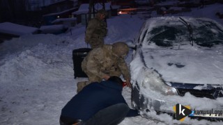 Şırnak'ta Jandarma Eksi 16 Derecede Yolda Kalan Vatandaşların Yanında