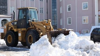 Belediye Ekiplerinden Okul Bahçelerinde Kar Temizliği