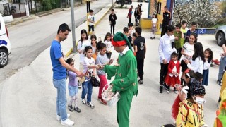 Bayramda Kartepeli Miniklerin Yüzü Güldü