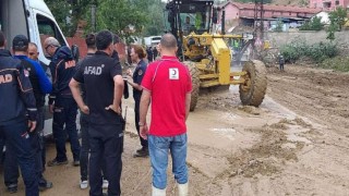 Kızılay Sel Bölgelerinde Vatandaşlara Destek Oluyor