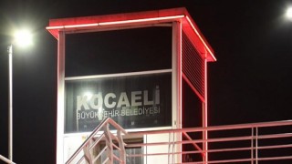 Kocaeli’nin üst geçitleri kırmızı renkle ışıklandırıldı