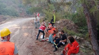 Marmaris’te Etkisini Sürdüren Orman Yangınında Kızılaycılar Ekiplere Destek Oluyor