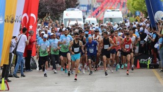 Van Büyükşehir Belediyesi ‘1. Van Denizi Yarı Maratonu’ Koşusu Yapıldı