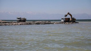 Van Gölü’ndeki Dip Çamuru Temizliği Devam Ediyor