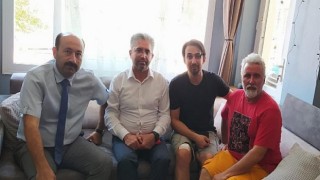 İzmir Sağlık-Sen’den Acil Tıp Teknisyeni Kaan Kanat’a Ziyarette Bulundu Görev Esnasında Alkollü Bir Şahıs Tarafından Saldırıya Uğradı