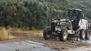 Yağıştan kapanan yolu Gemlik Belediyesi açtı