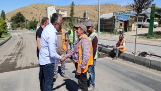 Nevşehir Belediye Başkanı Dr. Mehmet Savran, mahallelerde belediye ekiplerinin çalışma alanlarında incelemelerde bulundu