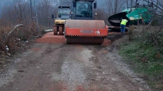 Yol Bakım Timi köy yollarını asfaltlıyor